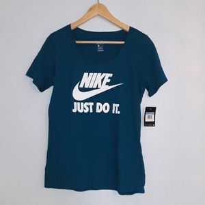NWTs Nike tshirt forest green color, The Nike Tee